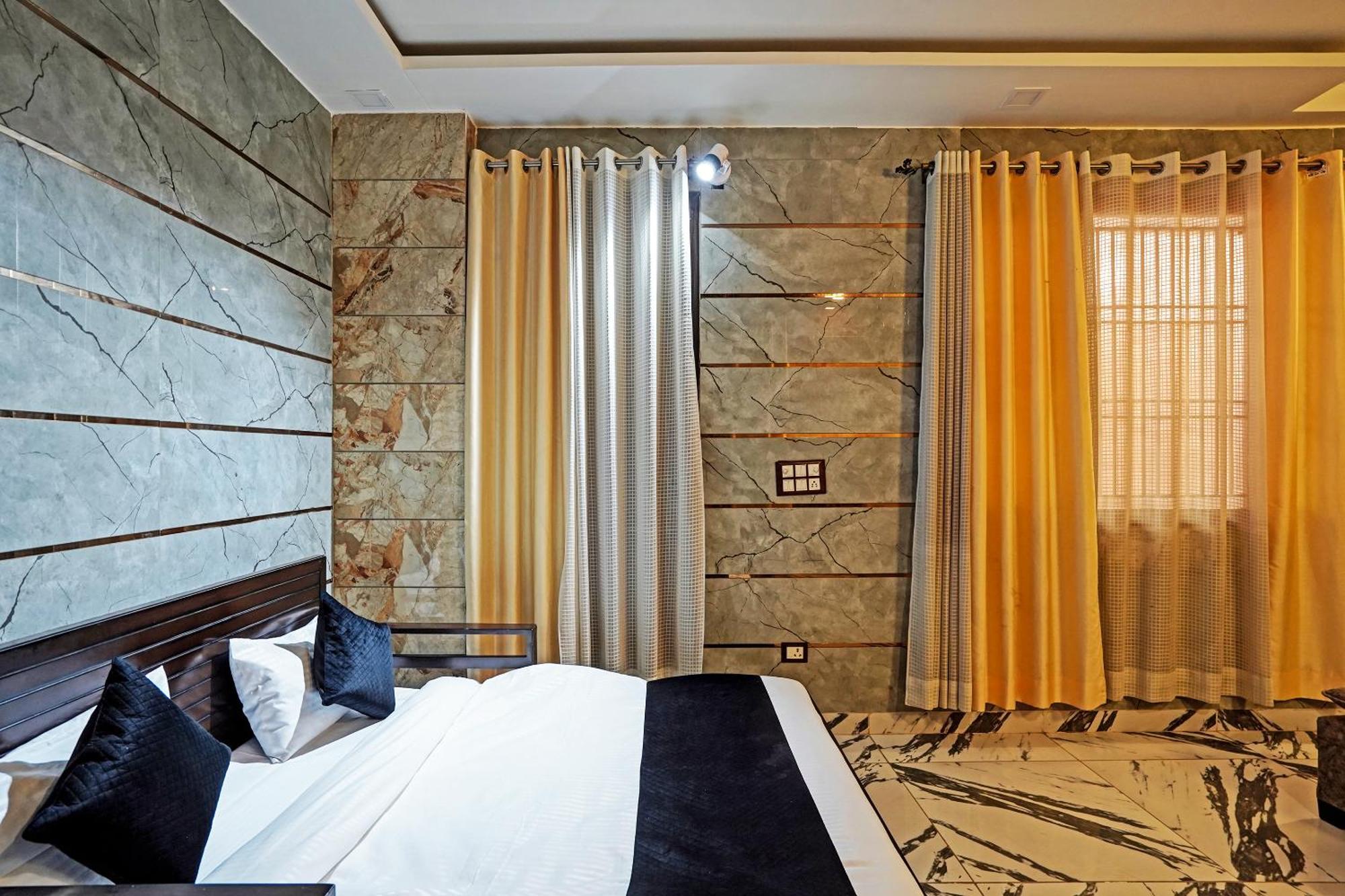 Play- Platinum Sector144 Couple Friendly Hotell Noida Eksteriør bilde